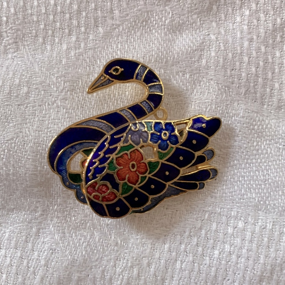 Free w/ bundle! 🦢 Blue Swan Brooch